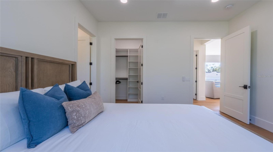 Sarasota, Florida 34239, 5 Bedroom Bedrooms, ,5 Bathroombathrooms,Residential,For Sale,Floyd,0,Mfra4702530
