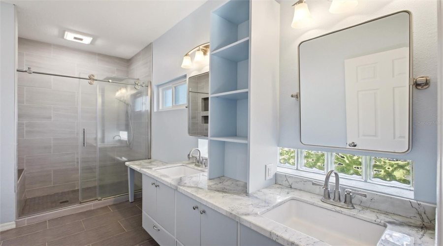 Bradenton, Florida 34202, 3 Bedroom Bedrooms, ,2 Bathroombathrooms,Residential,For Sale,Hollybush,0,Mfrr4911496