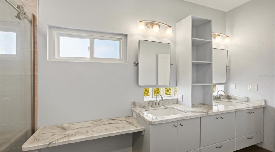 Bradenton, Florida 34202, 3 Bedroom Bedrooms, ,2 Bathroombathrooms,Residential,For Sale,Hollybush,0,Mfrr4911496