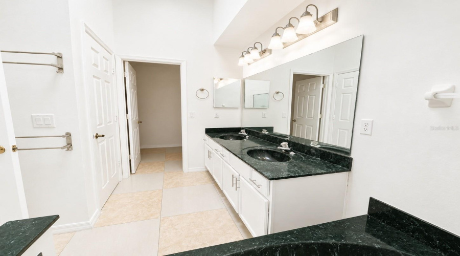 Orlando, Florida 32828, 4 Bedroom Bedrooms, ,2 Bathroombathrooms,Residential,For Sale,Maribou,0,Mfro6430047
