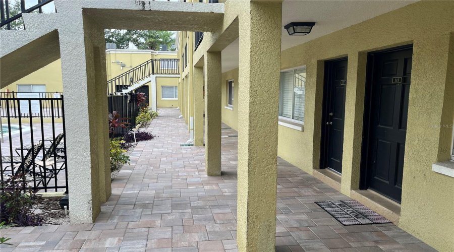Tampa, Florida 33609, 2 Bedroom Bedrooms, ,1 Bathroombathrooms,Residential,For Sale,Azeele,0,Mfrtb8515633