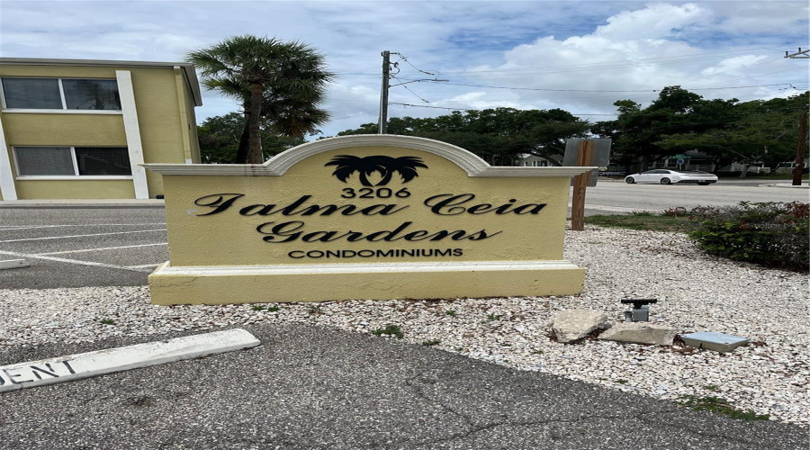Tampa, Florida 33609, 2 Bedroom Bedrooms, ,1 Bathroombathrooms,Residential,For Sale,Azeele,0,Mfrtb8515633