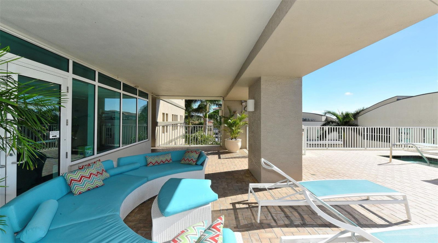 Relax In Comfortpoolside