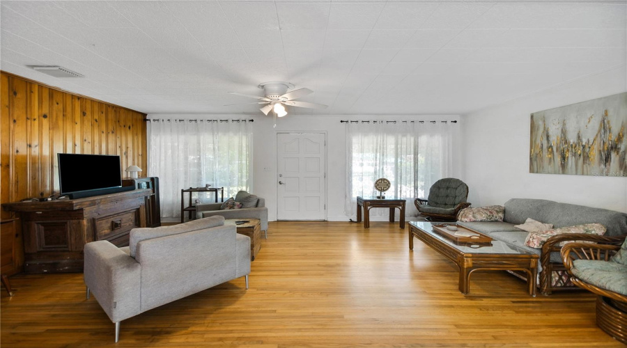 Fruitland Park, Florida 34731, 3 Bedroom Bedrooms, ,1 Bathroombathrooms,Residential,For Sale,Park,0,Mfrg5115436