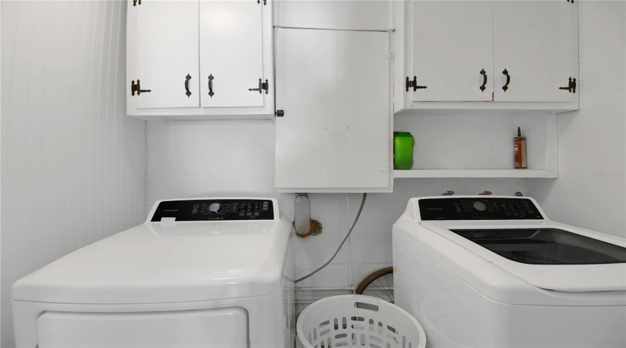 Fruitland Park, Florida 34731, 3 Bedroom Bedrooms, ,1 Bathroombathrooms,Residential,For Sale,Park,0,Mfrg5115436