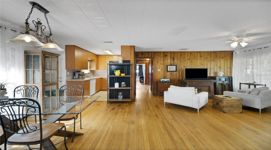 Fruitland Park, Florida 34731, 3 Bedroom Bedrooms, ,1 Bathroombathrooms,Residential,For Sale,Park,0,Mfrg5115436