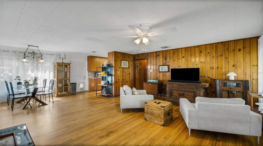 Fruitland Park, Florida 34731, 3 Bedroom Bedrooms, ,1 Bathroombathrooms,Residential,For Sale,Park,0,Mfrg5115436