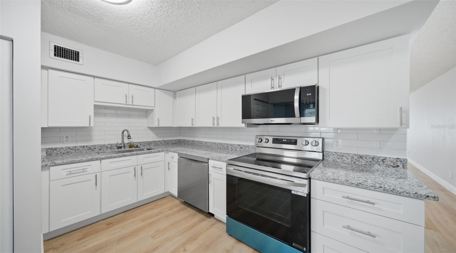 Clearwater, Florida 33763, 2 Bedroom Bedrooms, ,2 Bathroombathrooms,Residential,For Sale,Ecuadorian,0,Mfrtb8520162