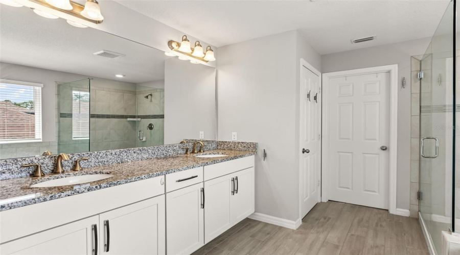 Oviedo, Florida 32765, 4 Bedroom Bedrooms, ,3 Bathroombathrooms,Residential,For Sale,Lake Hall,0,Mfro6432548