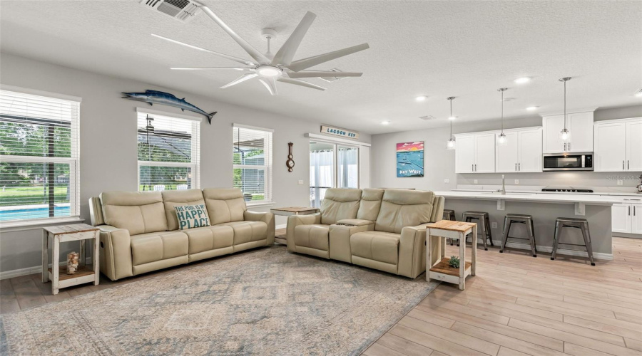 Oviedo, Florida 32765, 4 Bedroom Bedrooms, ,3 Bathroombathrooms,Residential,For Sale,Lake Hall,0,Mfro6432548