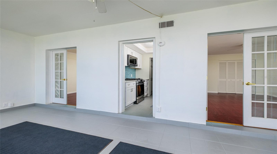 Florida Room W/Primary Bedroom On Right, 2Nd Bedroom On Left &Amp; Kitchen In The Middle.
