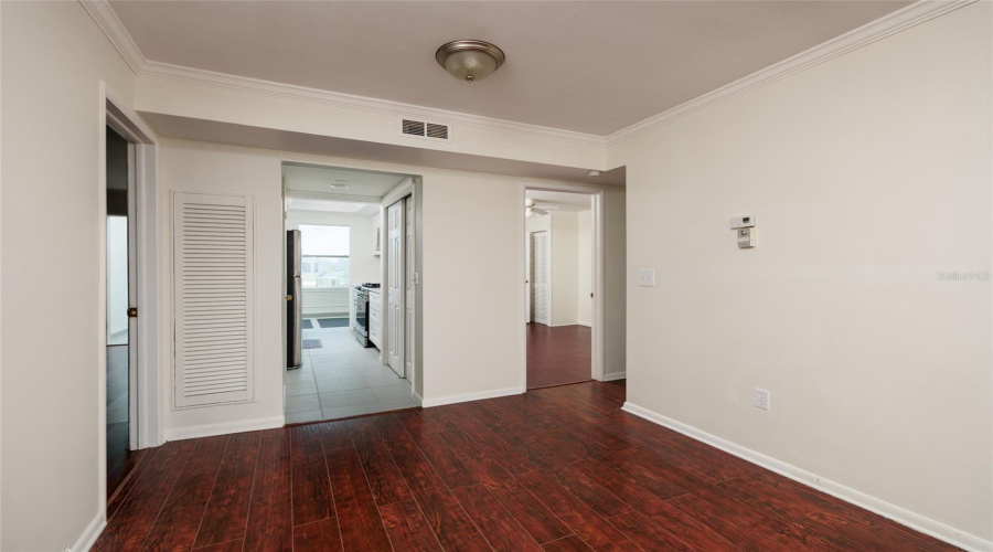 Dining Area W/Crown Molding. 9'X 8'. Kitchen In Middle &Amp; Bedrooms On Both Sides. Bathroom On Right Side Of Dining Area.