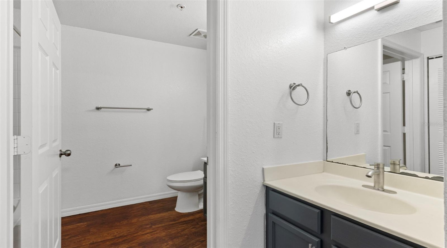Upstairs Full Bathroom