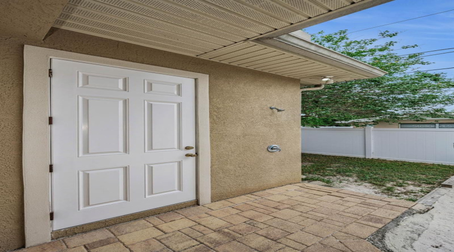 0Utdoor Shower And Pool Half Bath