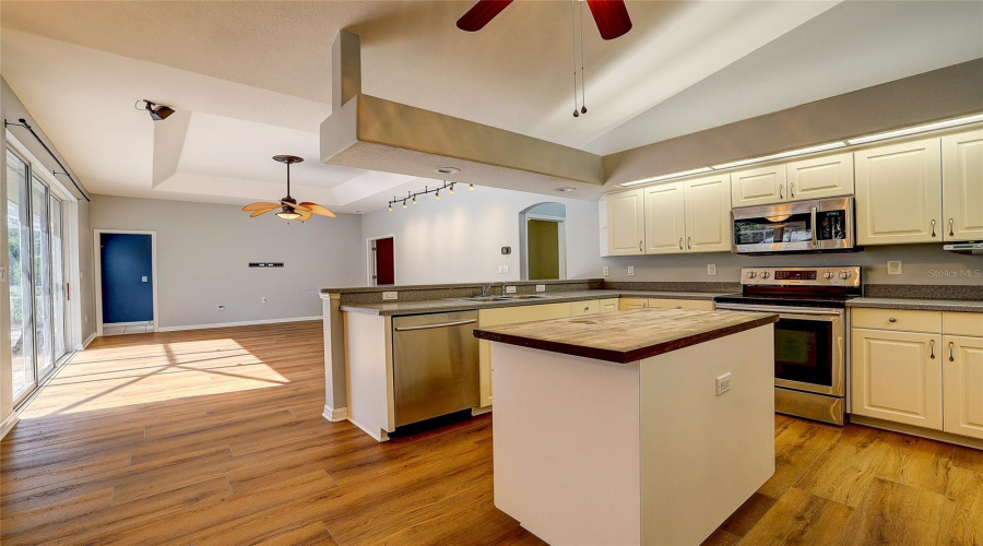 Bradenton, Florida 34212, 5 Bedroom Bedrooms, ,2 Bathroombathrooms,Residential,For Sale,Mill,0,Mfra4704077