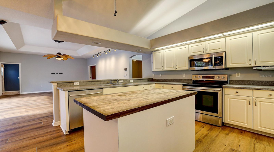 Bradenton, Florida 34212, 5 Bedroom Bedrooms, ,2 Bathroombathrooms,Residential,For Sale,Mill,0,Mfra4704077