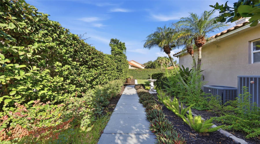 Orlando, Florida 32835, 4 Bedroom Bedrooms, ,4 Bathroombathrooms,Residential,For Sale,Baesel View,0,Mfro6435500