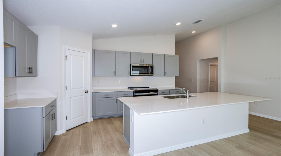 Zephyrhills, Florida 33541, 4 Bedroom Bedrooms, ,3 Bathroombathrooms,Residential,For Sale,Thornhedge,0,Mfrtb8542891