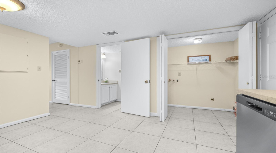 Lakeland, Florida 33801, 2 Bedroom Bedrooms, ,1 Bathroombathrooms,Residential,For Sale,Morgan Combee,0,Mfrl4963162