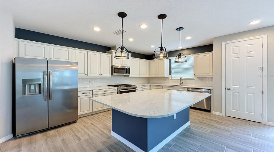Oversized Island Is Perfect For Entertaining