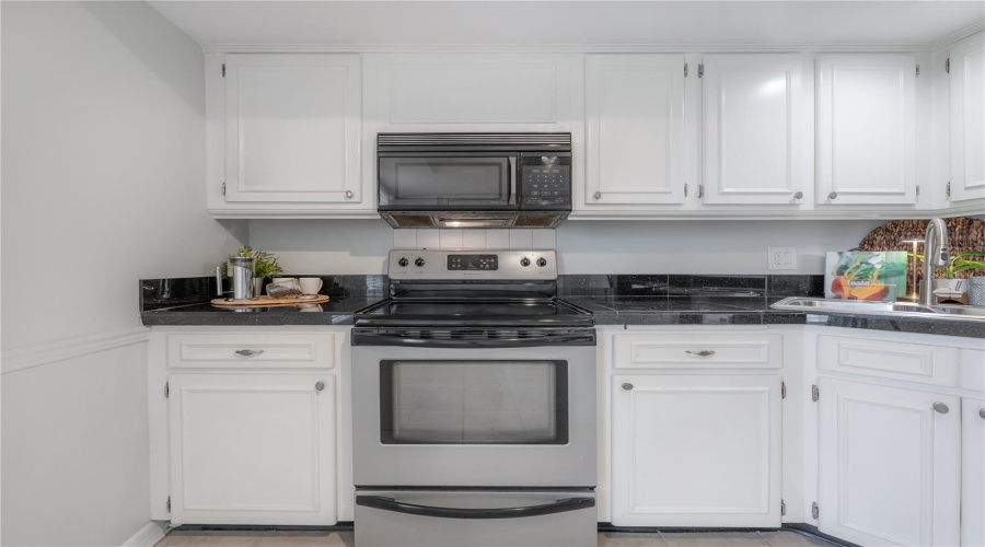 Tampa, Florida 33618, 2 Bedroom Bedrooms, ,2 Bathroombathrooms,Residential,For Sale,Carrollwood,0,Mfrtb8542639