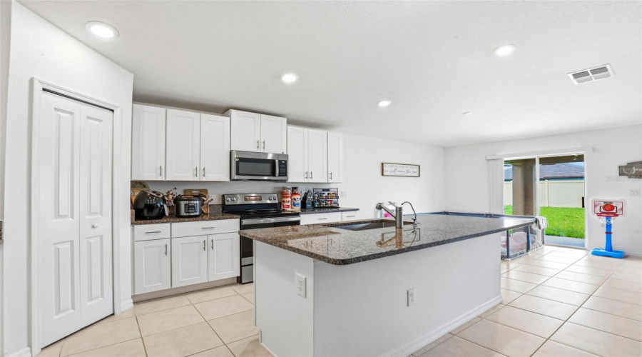 Plant City, Florida 33565, 4 Bedroom Bedrooms, ,2 Bathroombathrooms,Residential,For Sale,Natural Trace,0,Mfrtb8530344