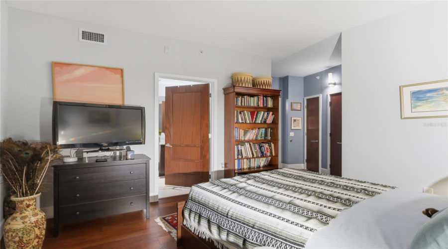 Tampa, Florida 33602, 2 Bedroom Bedrooms, ,2 Bathroombathrooms,Residential,For Sale,12Th,0,Mfrtb8541492