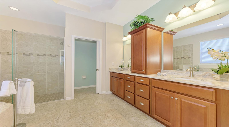 Primary En-Suite Bathroom
