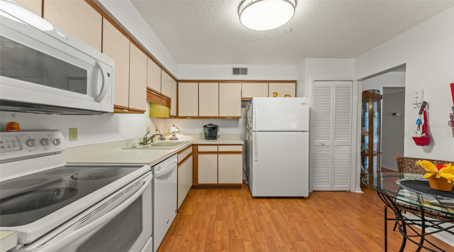 Orlando, Florida 32812, 2 Bedroom Bedrooms, ,2 Bathroombathrooms,Residential,For Sale,Dover Village,0,Mfro6384292