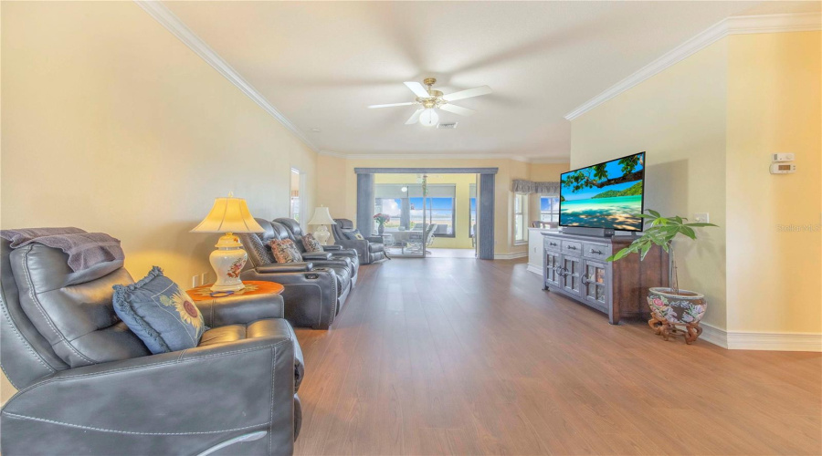 Living Room Facing To The Back Straight To The Lakr