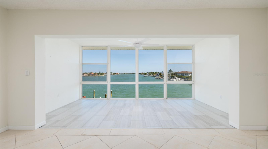 Florida Room (15' X 8').