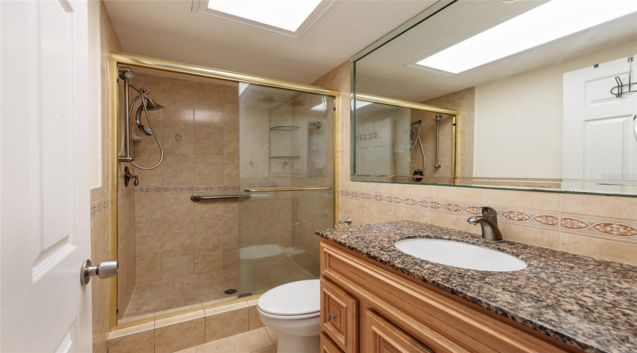 2Nd Bathroom W/Shower &Amp; Exhaust Fan. Linen Closet In Hallway.