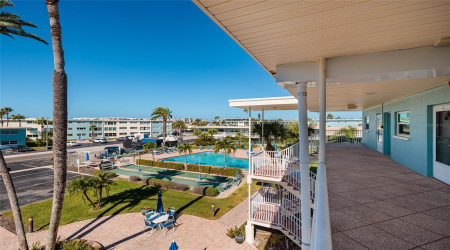 Courtyard W/Swaying Palms &Amp; Pool. Grilling Area &Amp; Shuffle Board Courts.