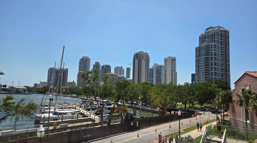 Vibrant &Amp; Trendy Downtown St Petersburg Is A Short Drive Away.