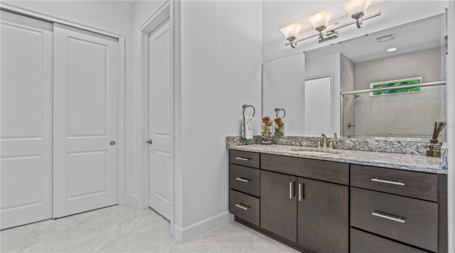 Bathroom 2 (En-Suite)