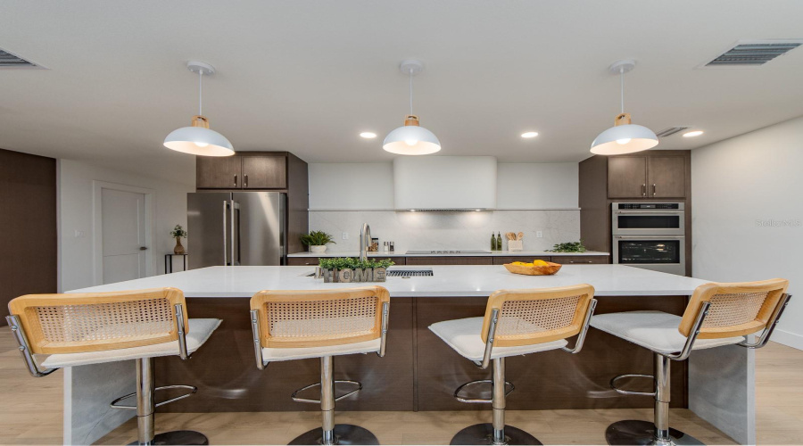 Sprawling Island At The Kitchen