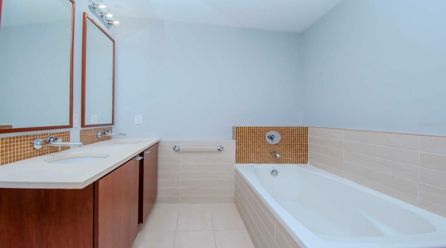 Tampa, Florida 33602, 2 Bedroom Bedrooms, ,2 Bathroombathrooms,Residential,For Sale,Channelside,0,Mfrtb8542319