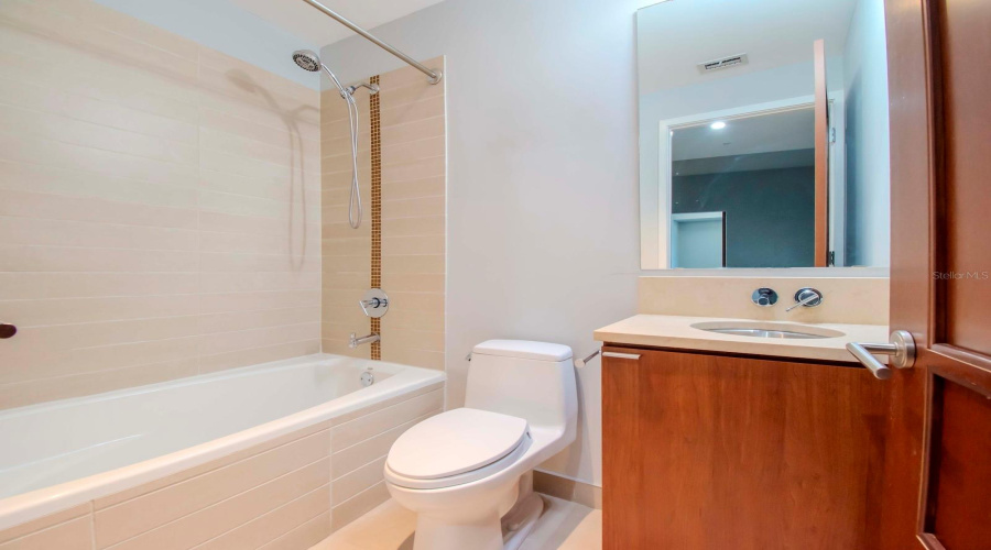 Tampa, Florida 33602, 2 Bedroom Bedrooms, ,2 Bathroombathrooms,Residential,For Sale,Channelside,0,Mfrtb8542319