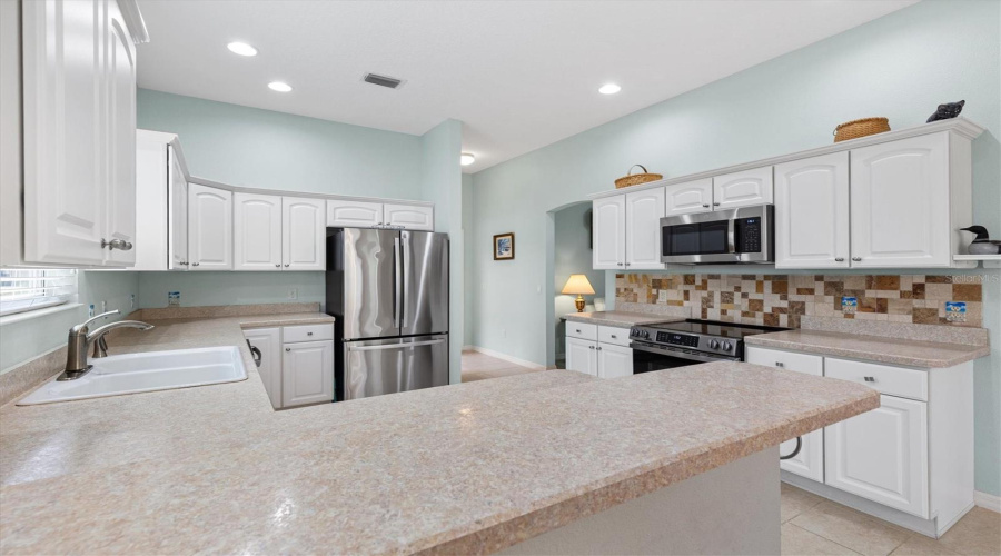Penisula Island Seperates Kitchen And Breakfast Nook.