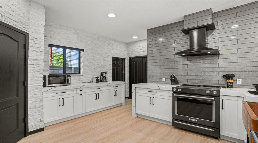 Sarasota, Florida 34237, 3 Bedroom Bedrooms, ,2 Bathroombathrooms,Residential,For Sale,Shade,0,Mfrn6143460