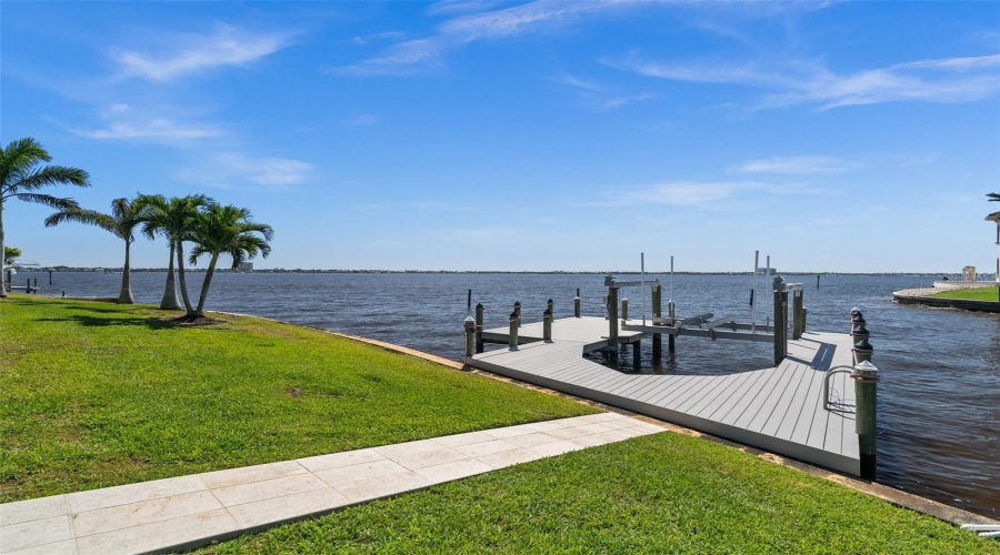 Dock With 13,000 Lb Lift Right On The Caloosahatchee River