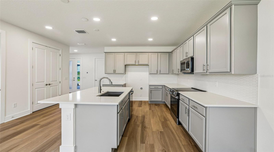 Wesley Chapel, Florida 33545, 3 Bedroom Bedrooms, ,2 Bathroombathrooms,Residential,For Sale,Clover Fin,0,Mfrtb8499365