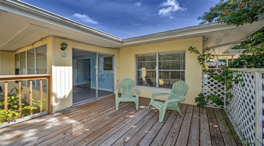 Relax On The Private Newer Deck Overlooking Fenced Back Yard