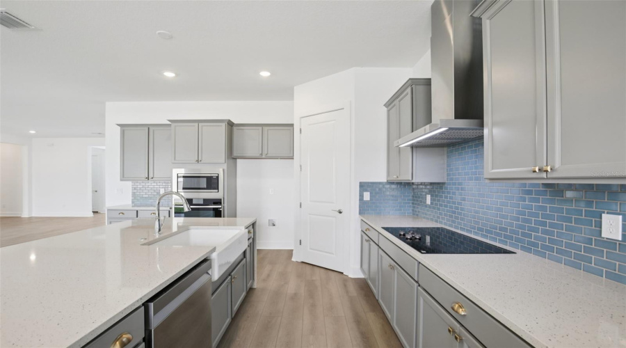 Parrish, Florida 34219, 6 Bedroom Bedrooms, ,4 Bathroombathrooms,Residential,For Sale,Golden Beach,0,Mfrtb8444921