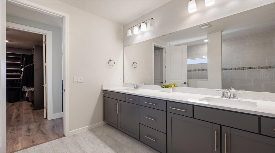 Orlando, Florida 32827, 5 Bedroom Bedrooms, ,4 Bathroombathrooms,Residential,For Sale,Panama Beach,0,Mfro6385912