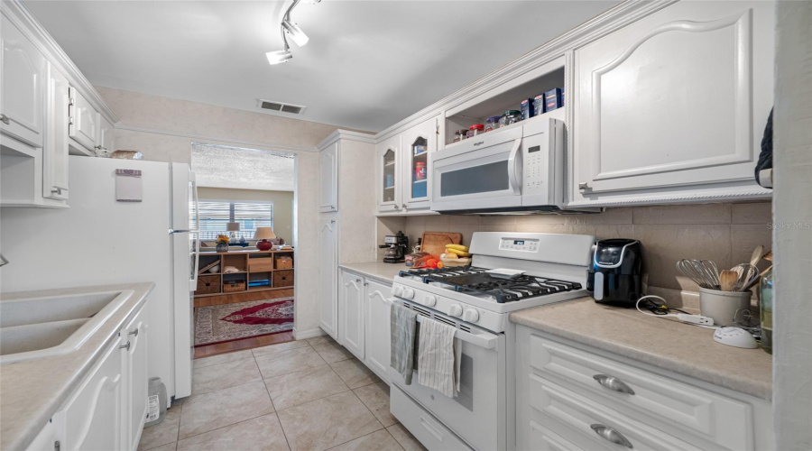 Gorgeous Bright Kitchen