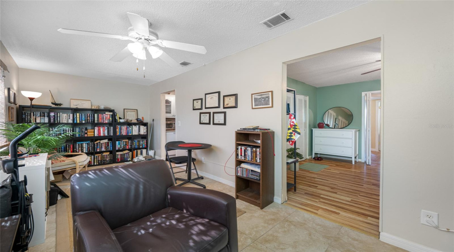 Huge Den/Bonus Room With Lots Of Natural Light