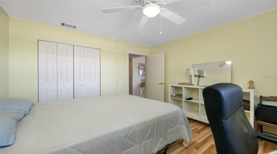 Large 2Nd Bedroom With Room For A Desk