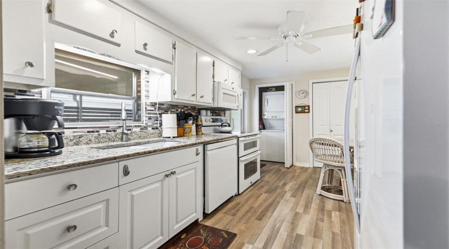 Bright Kitchen With Indoor Washer/Dryer And Large Pantry