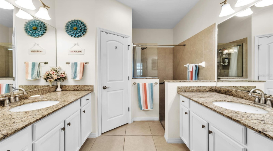 Bradenton, Florida 34209, 2 Bedroom Bedrooms, ,2 Bathroombathrooms,Residential,For Sale,Vista Bella,0,Mfra4692192